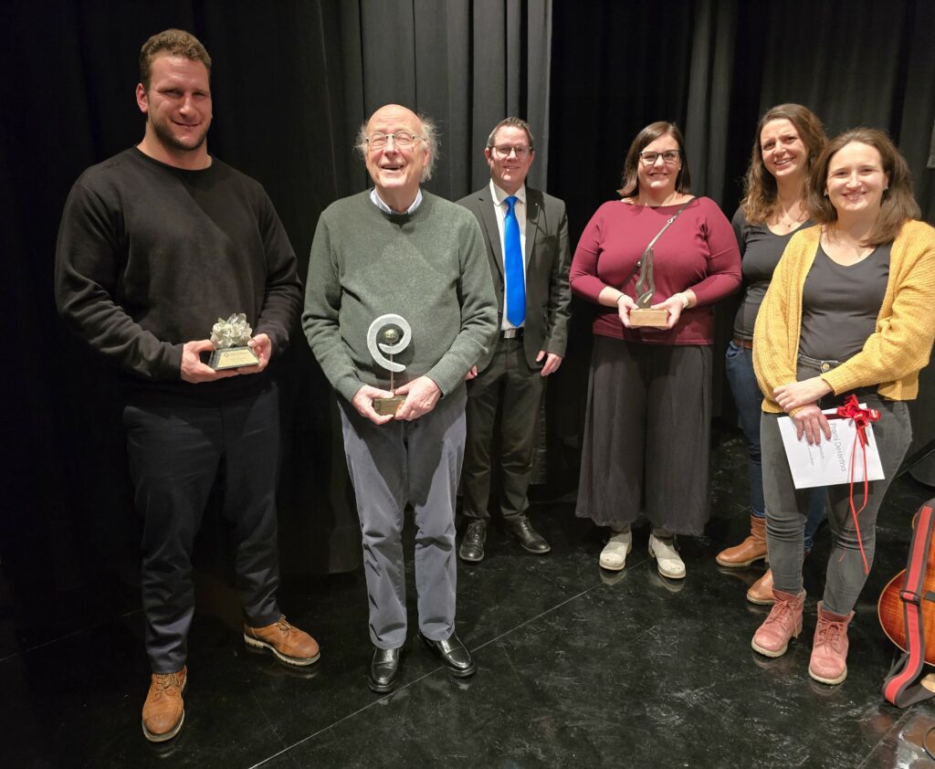 Ils honorai, ensemen cul president communal René Epp (enamiez).