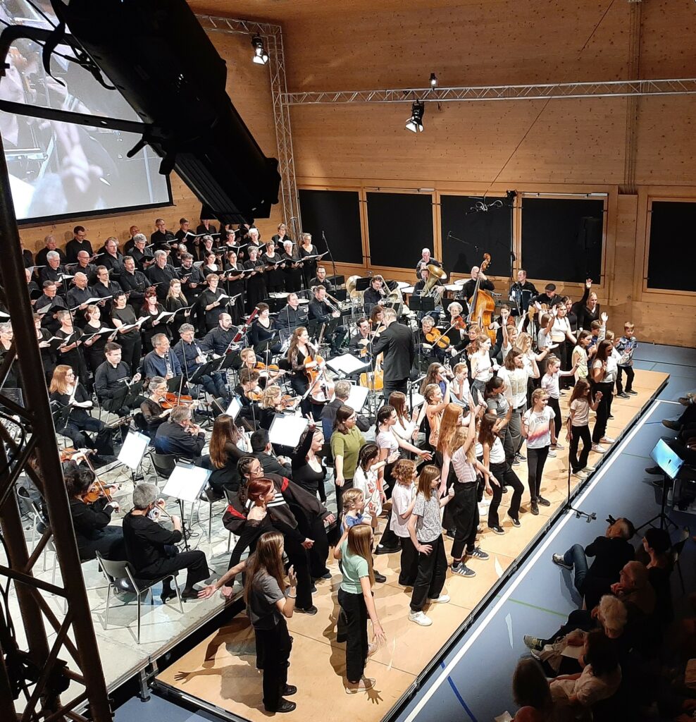 La Scola da cant Surselva (dretg, en pei), il zercladur 2024, a caschun dil concert "Detgas e fatgas d'ina persuna metta".