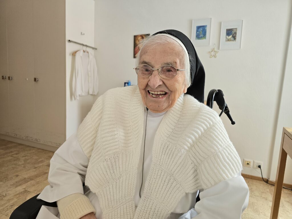 sora Geresina Candinas cumplenescha ils 16 da schaner 2026 100 onns. Ella ha luvrau biars onns sco mussadra a Sedrun e Glion.