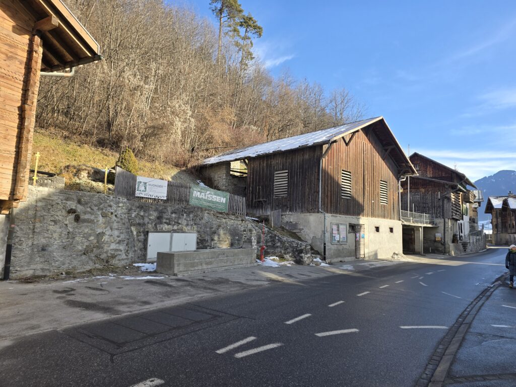 Il medem liug a Strada 120 onns pli tard, ils 27 da schaner 2026. La fontauna che era quadrata ei dapi 1950 liunga e stendida. Pervia dil traffic che era carschius.