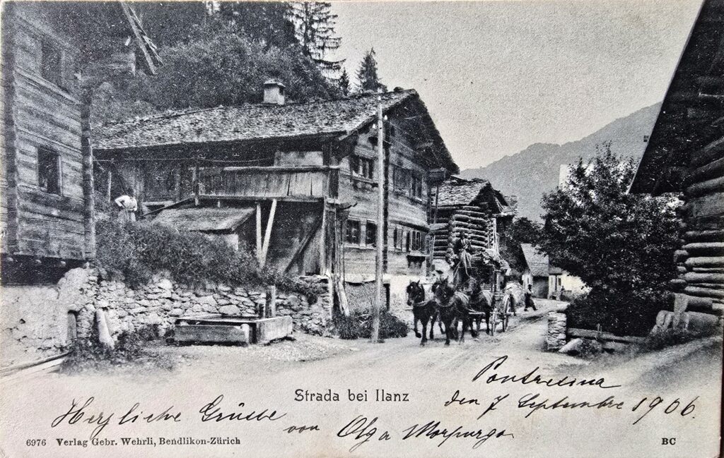 Il frontispezi dalla carta postala cul sujet da Strada. Enamiez la casa da stric, davontier ina petga d'electricitad e la carroscha che carrescha sil stradun sursilvan.