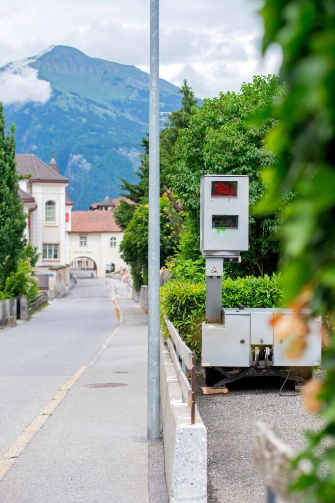 Tranter ina e trais emnas stat normalmain in indriz da mesiraziun semistaziunar al medem lieu. A partir dal mars pon ins vesair durant tschintg mais online nua che ina part dals radars stattan en il Grischun.