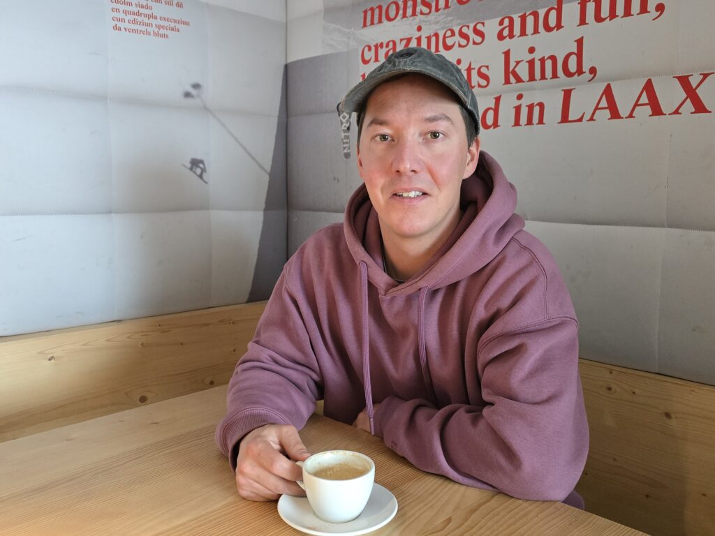 Mattiu Defuns vul prender peda per ina pausa creativa.