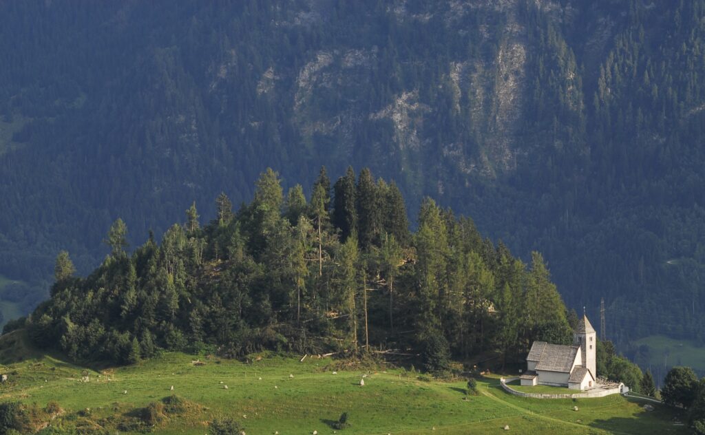 La Mutta da Falera, il crest prehistoric, culla baselgia da s. Rumetg.