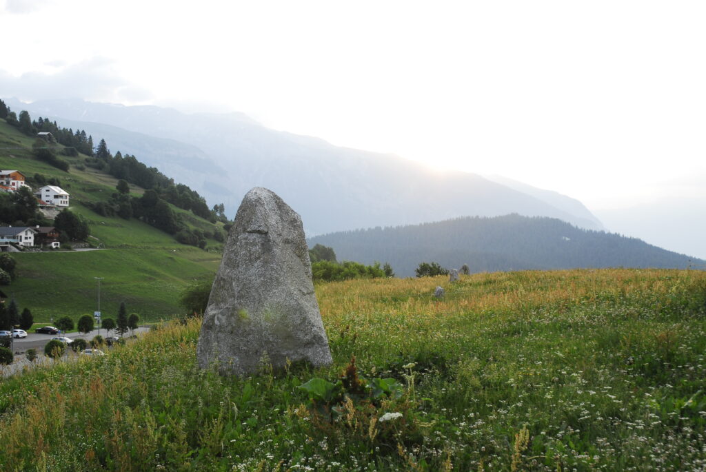 In dils megalits da Falera sillas Planezzas.