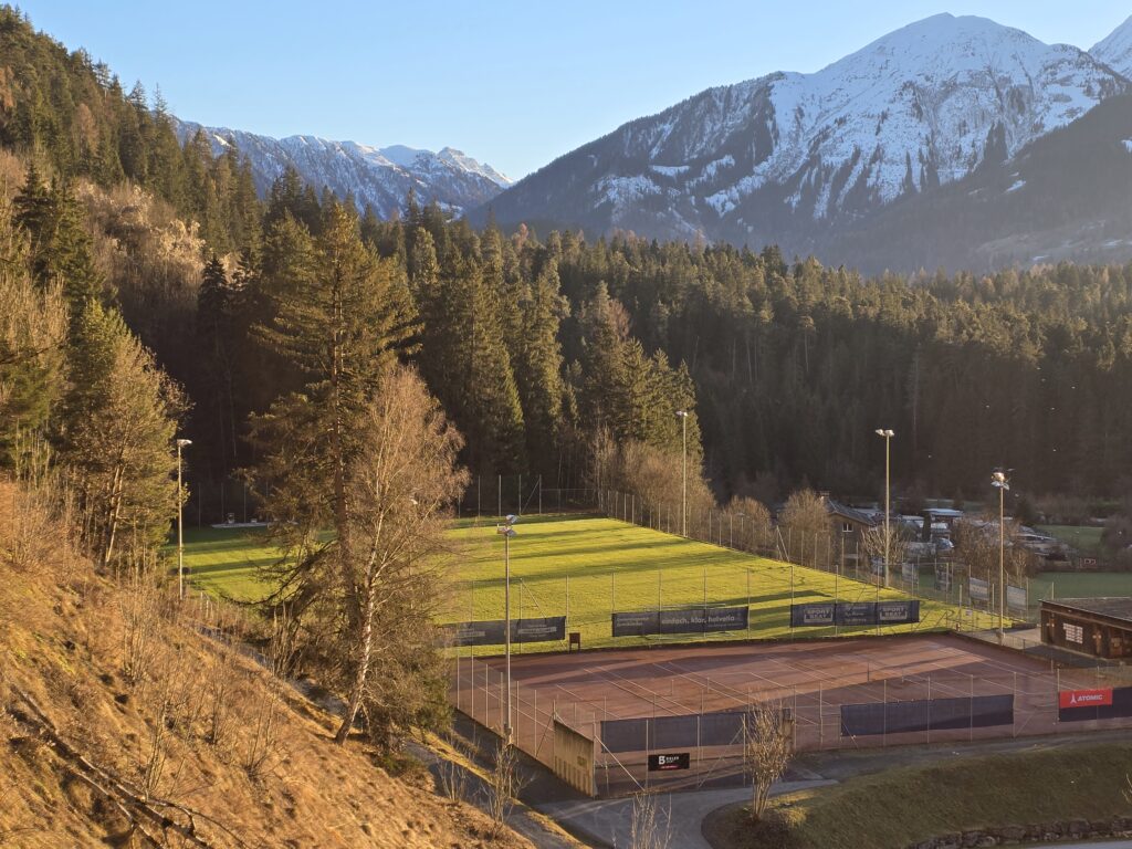 Vesta viers sid silla plazza da ballapei e quellas da tennis a Prau Davon Trin Mulin. Dretg il campadi.