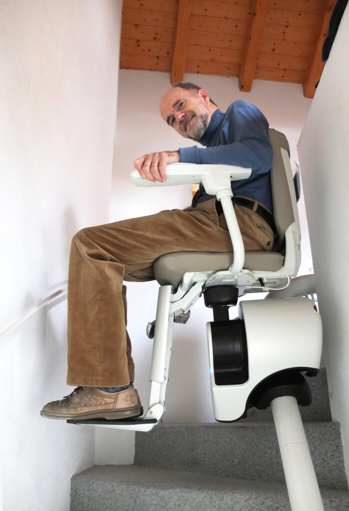 Diesch onns ei Haimo Heisch staus mobils en sia casa sur treis alzadas grazia agl ascensur da scala.