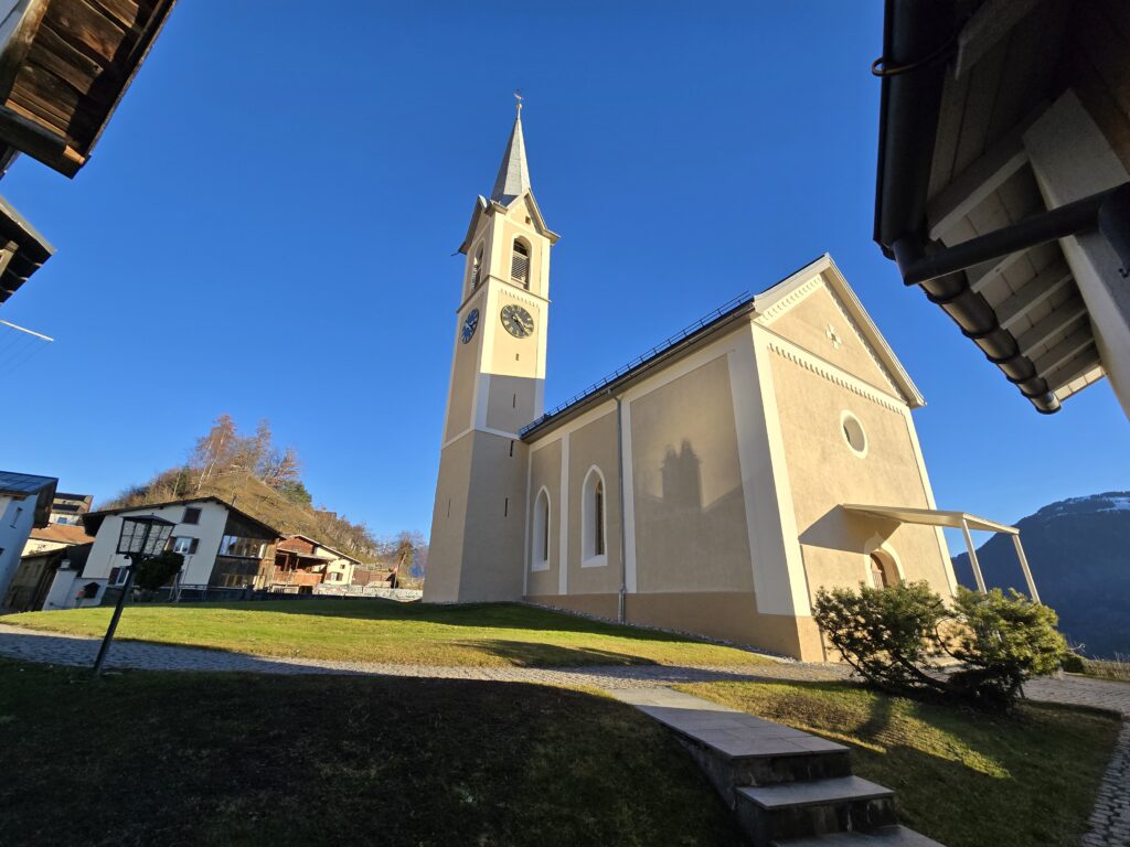 La revaletaziun dil plaz verd e dalla fossa communabla avon la baselgia da Trin ei dispiteivla.
