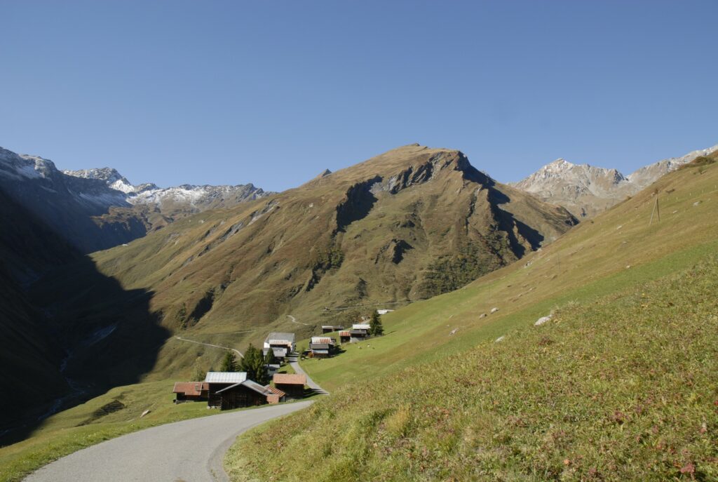 Puzzatsch entadem la Lumnezia. Da cheu vuless la OEZ menar in conduct encunter il Rein posteriur.