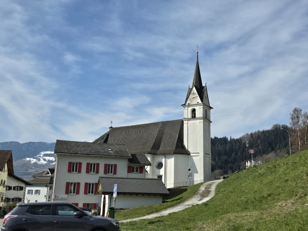 La baselgia parochiala da Schluein, vesta naven da damaun.