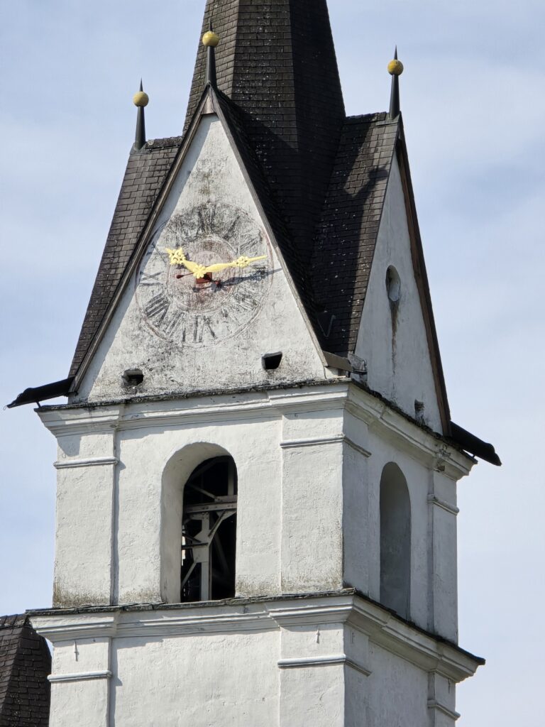 Il clutger dalla baselgia da Schluein cull'ura. Il plat dall'ura ei sbilhius e basegna ina renovaziun.