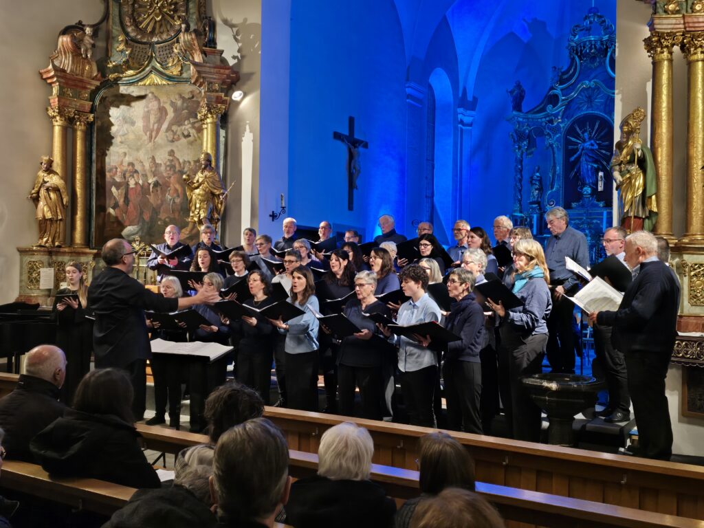 Il Chor Surselva en acziun duront il concert ella baselgia parochiala da Glion.