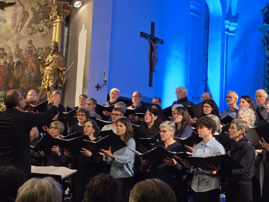Ina impressiun amiez il chor: cun expressiun e bien contact cul dirigent ha il chor cantau.