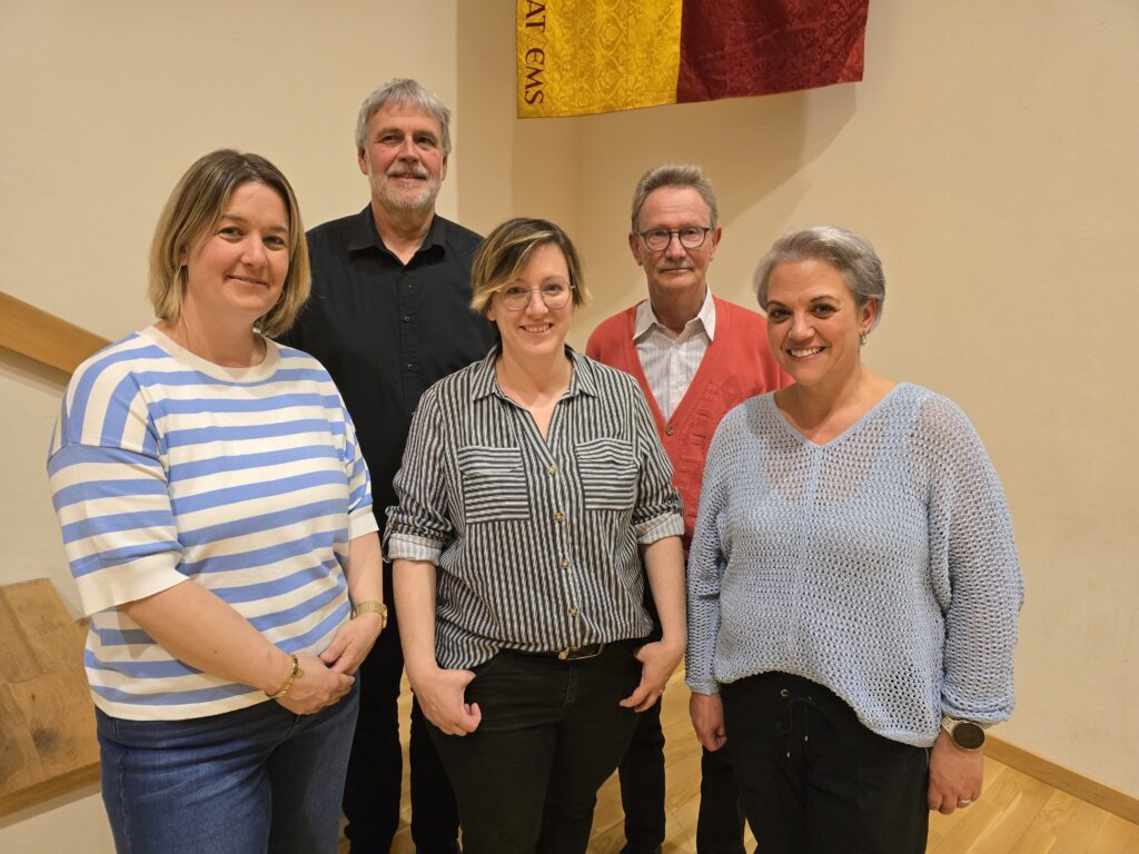 La suprastonza dil District da cant Surselva, sut da sen. Flavia Walder, Maria Candinas ed Alice Bertogg. Sura Daniel Pally ed Albert Spescha.