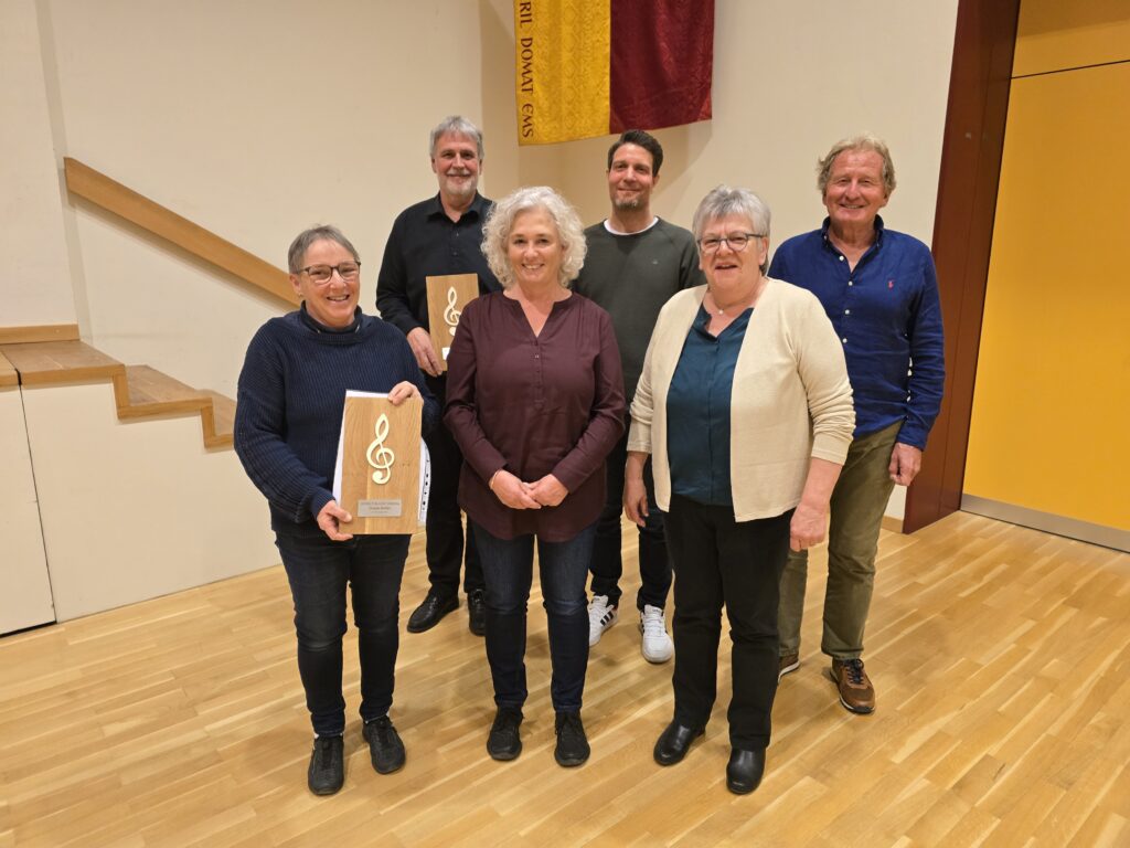 Las persunas honoradas, giubilaras e giubilars dil DCS, sut da sen. Ursula Kobler, Ines Dietrich ed Irma Collenberg. Sura Daniel Pally, Manfred Darms e Kurt Suter.