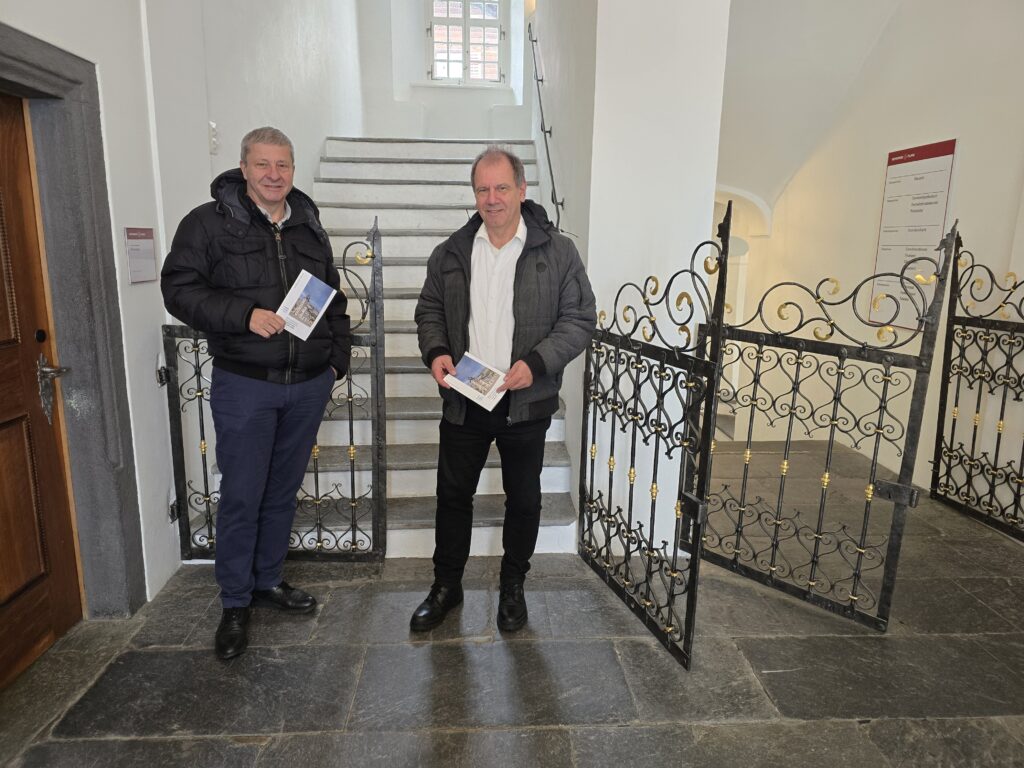 Il gerau responsabel Nicola Fantini (dretg) cun Marcel Camenisch, il president dalla Cuminonza romontscha Flem, el zulèr dall’emprema alzada dil casti.