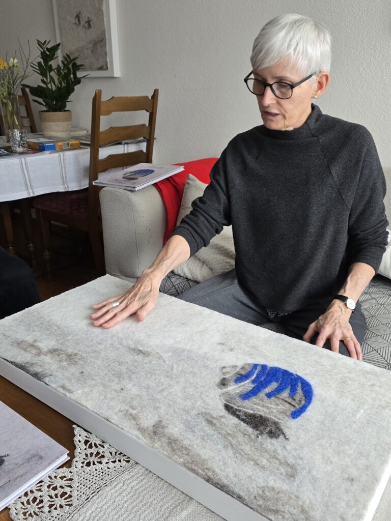 Erica Klucker muossa e declara il maletg original dalla glimaia blaua.