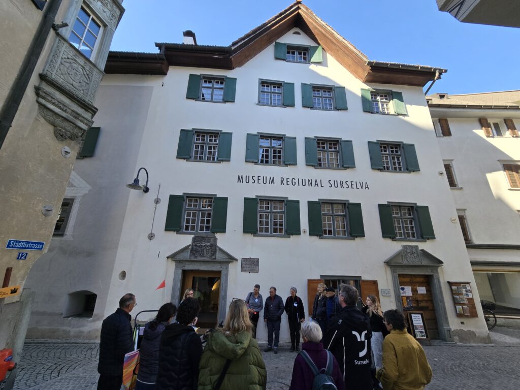 Avon il Museum Regiunal Surselva ei la guidada ida a fin. Ell'exposiziun permanenta da quel survegn il cant e la musica dalla Surselva ussa in plaz.