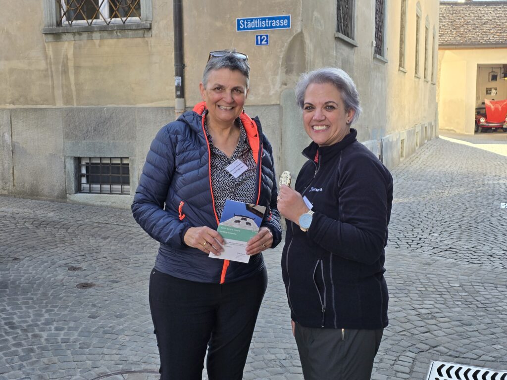 Ursula Brändli Capaul (sen.) ed Alice Bertogg han menau la guidada nova, per scuvrir las resonanzas ed il cant.