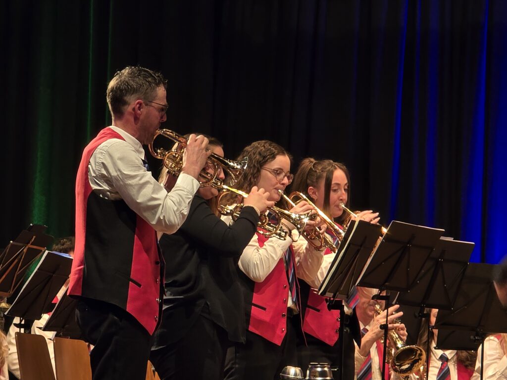 Ils solo cornets en acziun, duront il concert.