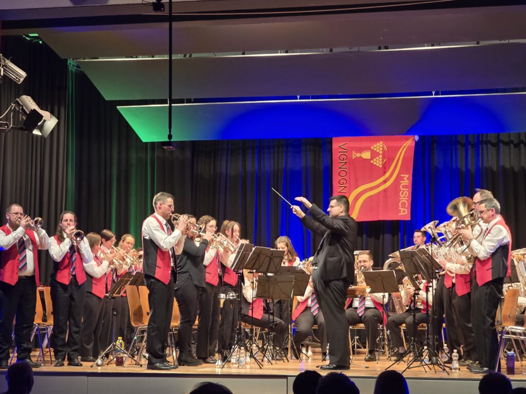 Il dirigent Remo Derungs diregia ils instruments pigns, duront ina sequenza d'in toc celtic.