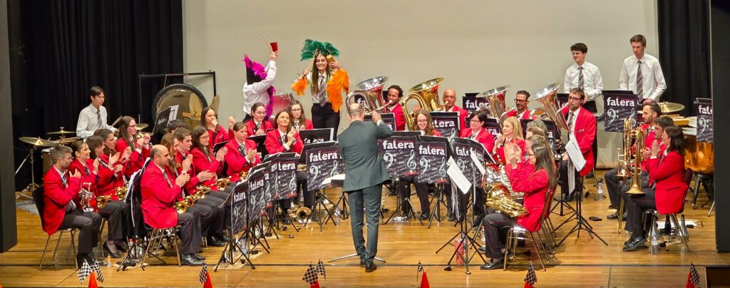 La formaziun, duront ch'ella suna il secund supplement, in toc dil carneval dalla Brasilia.
