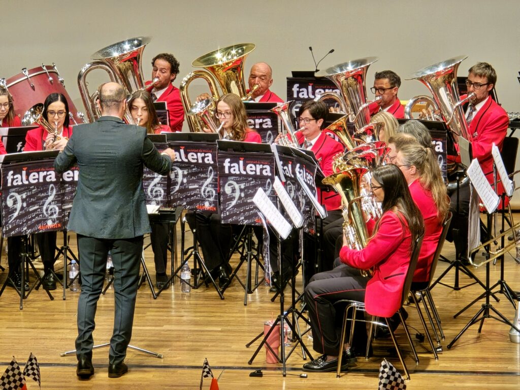 Vesta viaden el register dils bass, eufonis e cornets es.