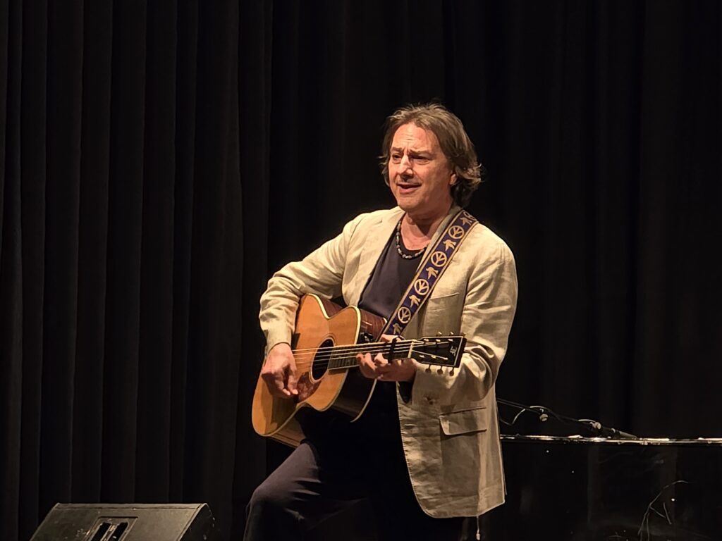 Pippo Pollina duront il concert ella Fermata a Falera.