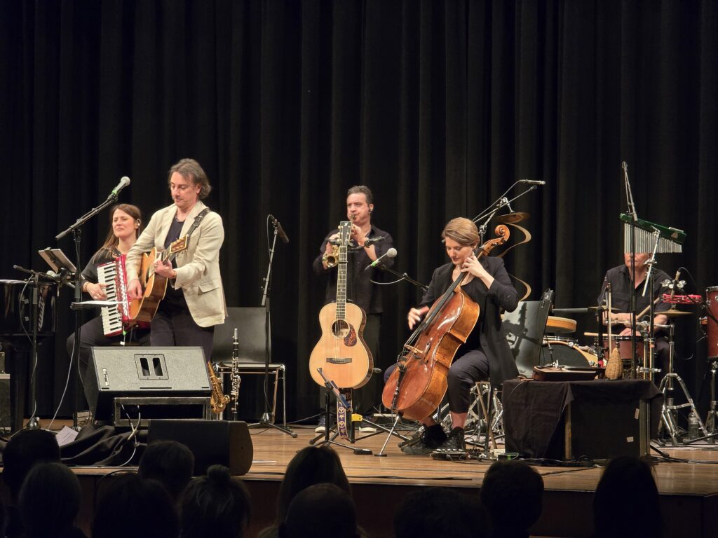 Igl ensemble cun Pippo Pollina silla tribuna a Falera.