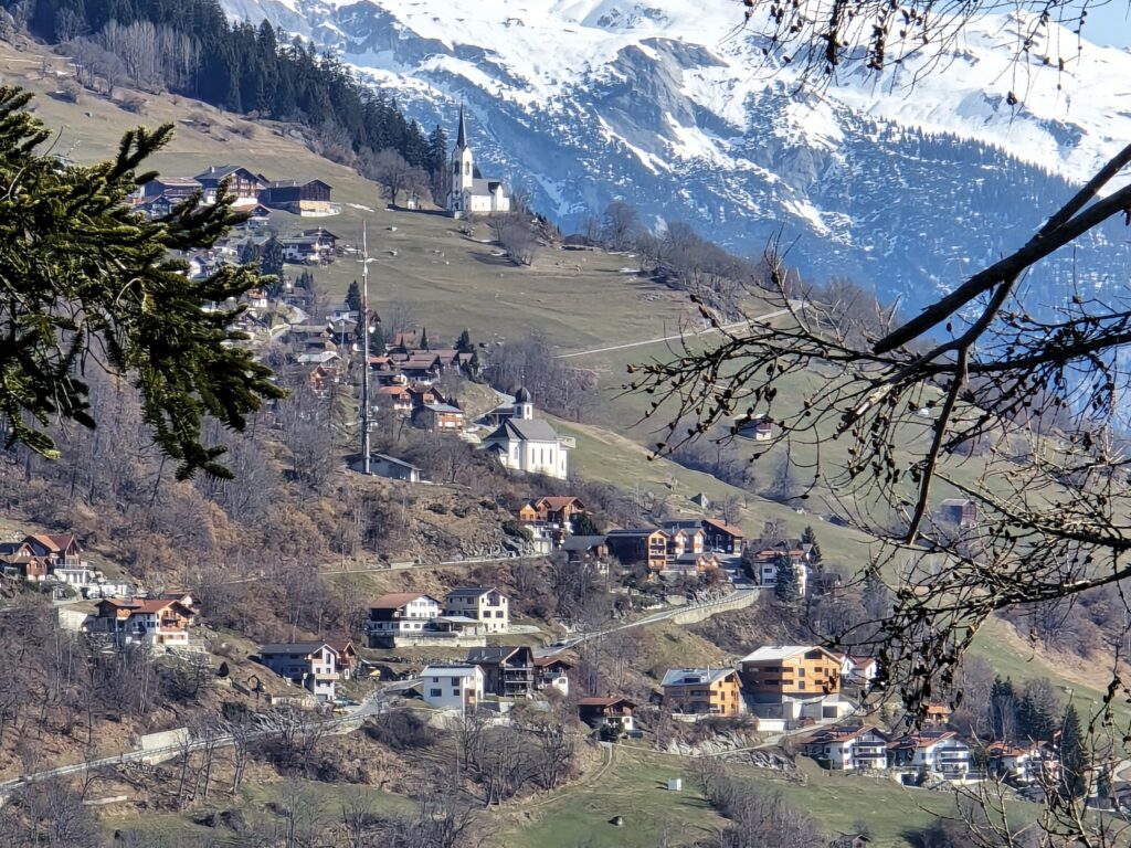 Enamiez sogn Gieri a Ruschein, sura la baselgia da Ladir.
