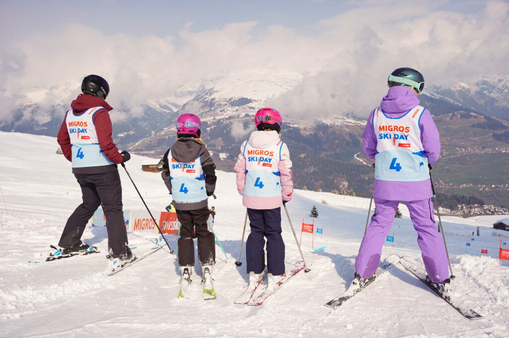 L'entira famiglia alla partenza per la cuorsa da skis dil Migros Ski Day.