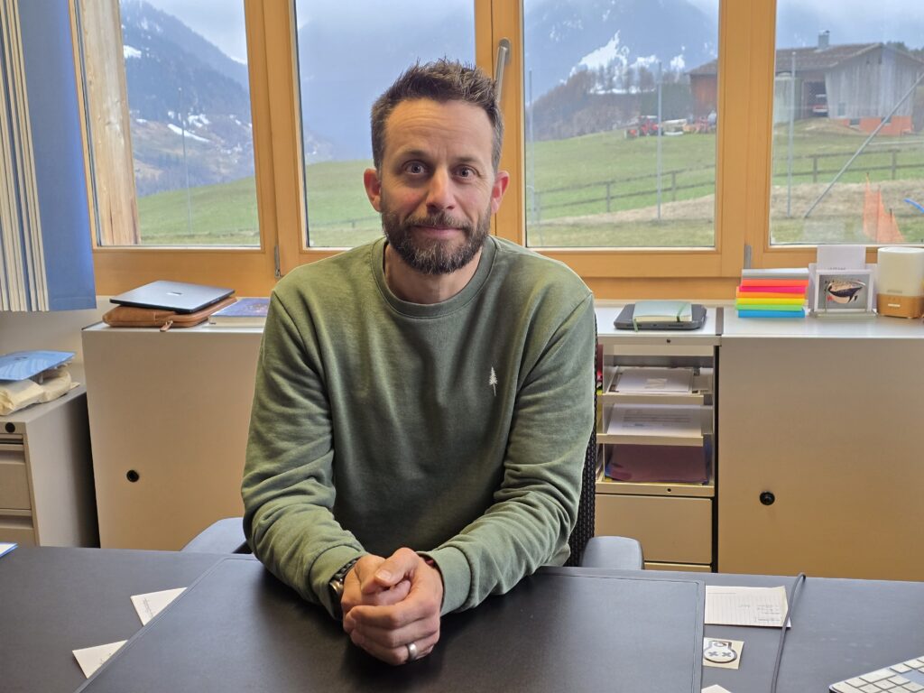 Il meinascola Thomas Wäspe ei buca dalla damaun tochen sera en siu biro. El dat era scola.