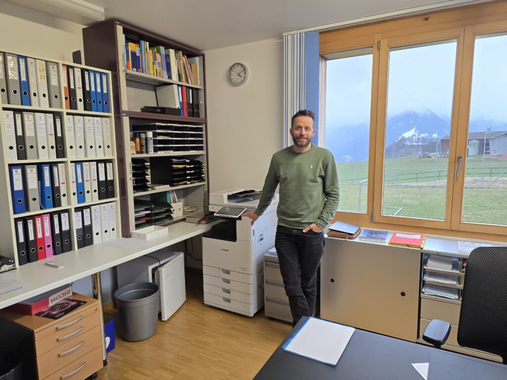 Il meinascola amiez siu biro a Cuschnaus, cun vesta viaden ella vallada.