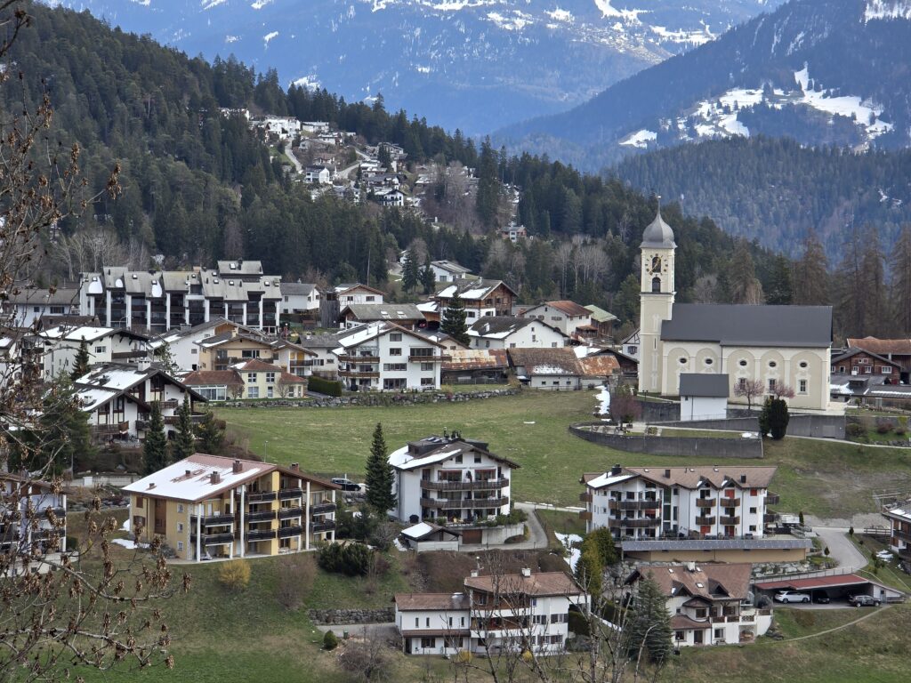 La parcella seniester dalla baselgia da Laax ei semtgada pil project d'ina surbaghegiada per indigens e per seniors. Recuors impedeschan denton quel.