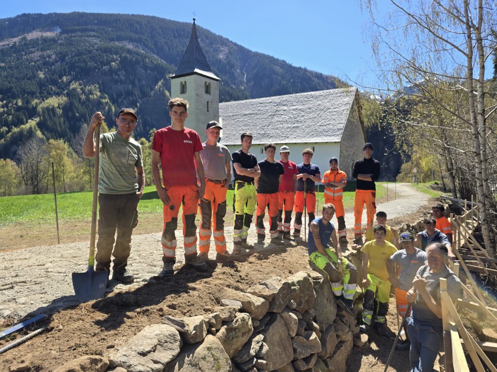 Ils emprendists e gidonters sil plazzal, avon in mir ch'els han restaurau.