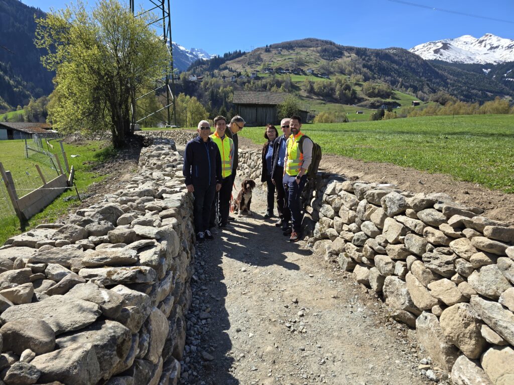 Ils responsabels dil project, ensemen culs representants dalla vischnaunca da Mustér, ella gassa Sontga Gada ch'ei cunfinada culs mirs schetgs.