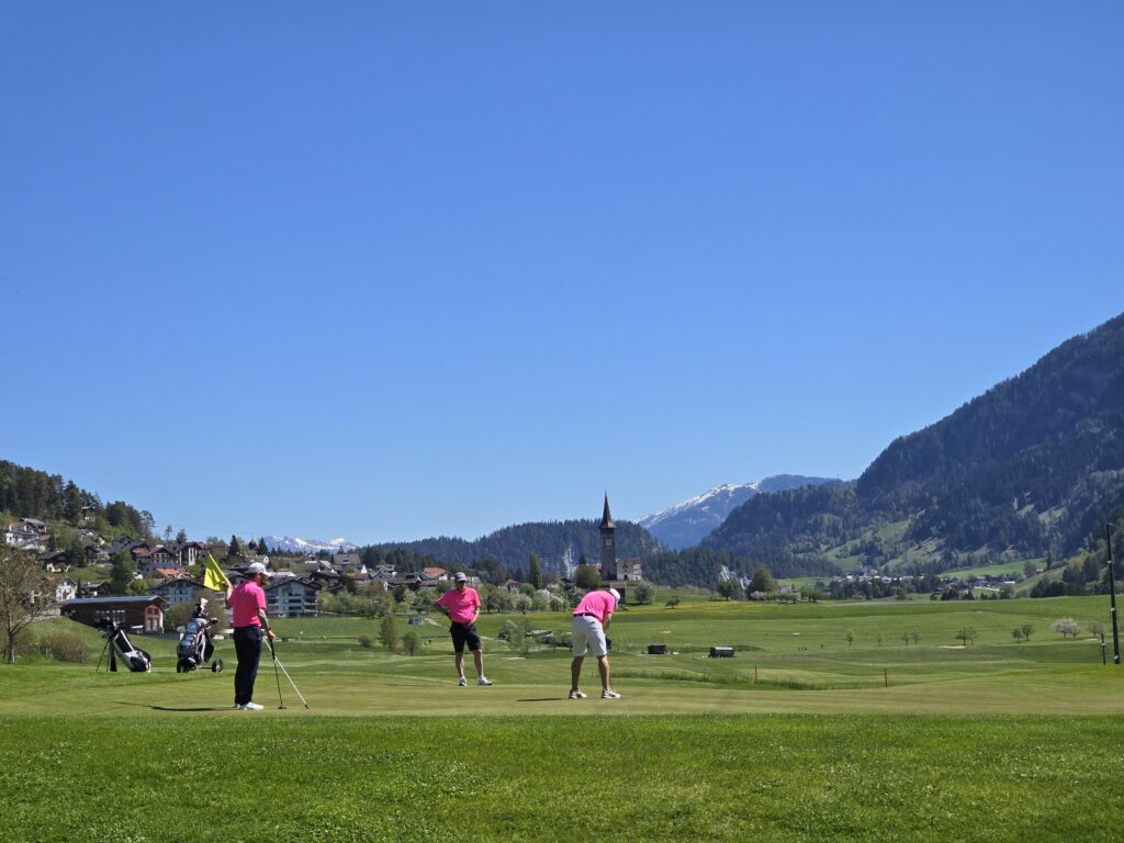 La plazza da golf Sagogn-Schluein ei buca dapertut aschi planiva sco sin quella fotografia.