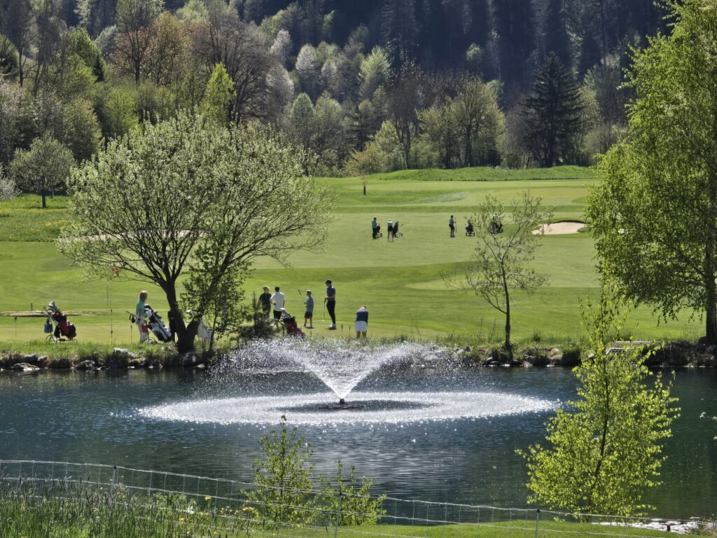 Gia all'entschatta dalla 18avla stagiun cul menaschi da golf ha ei bia glieud.