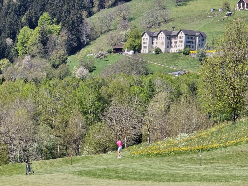 In golfist ha gest sittau ina balla sin in vial sut il vitg da Schluein. Davostier il casti Löwenberg.
