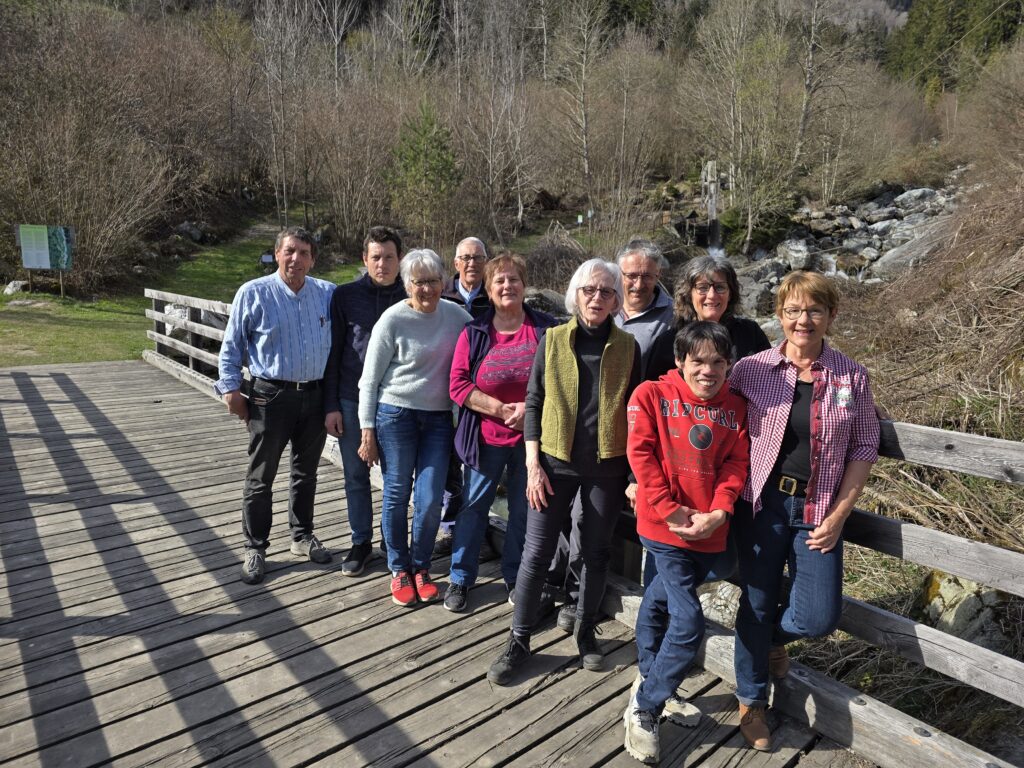 Ueli e Cecilia Giger (sen.) cun confamigliars e gidonters, silla punt dalla Val Mulin. Davostier entscheiva la senda botanica.