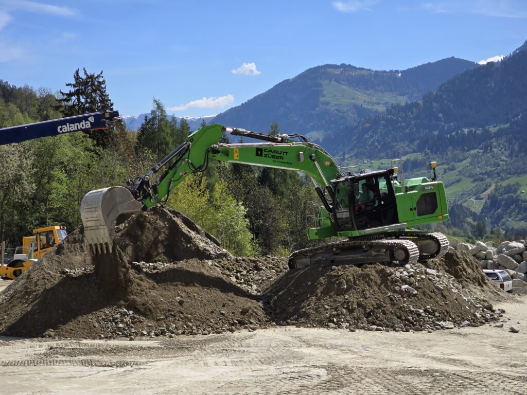 Il tschadun digl excavatur mischeida il material fin cul material grop.
