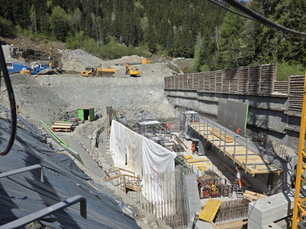 Vesta da sid viers nord silla construcziun ch'ei 14 meters profunda.