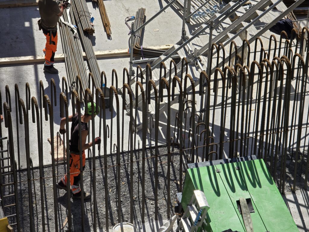 Mintga fier d'armaziun da quella part peisa 70 kilos.