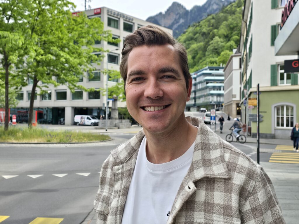 Livio Chistell, igl eloquent moderatur dad RTR e SRF, avon la chasa RTR a Cuera.