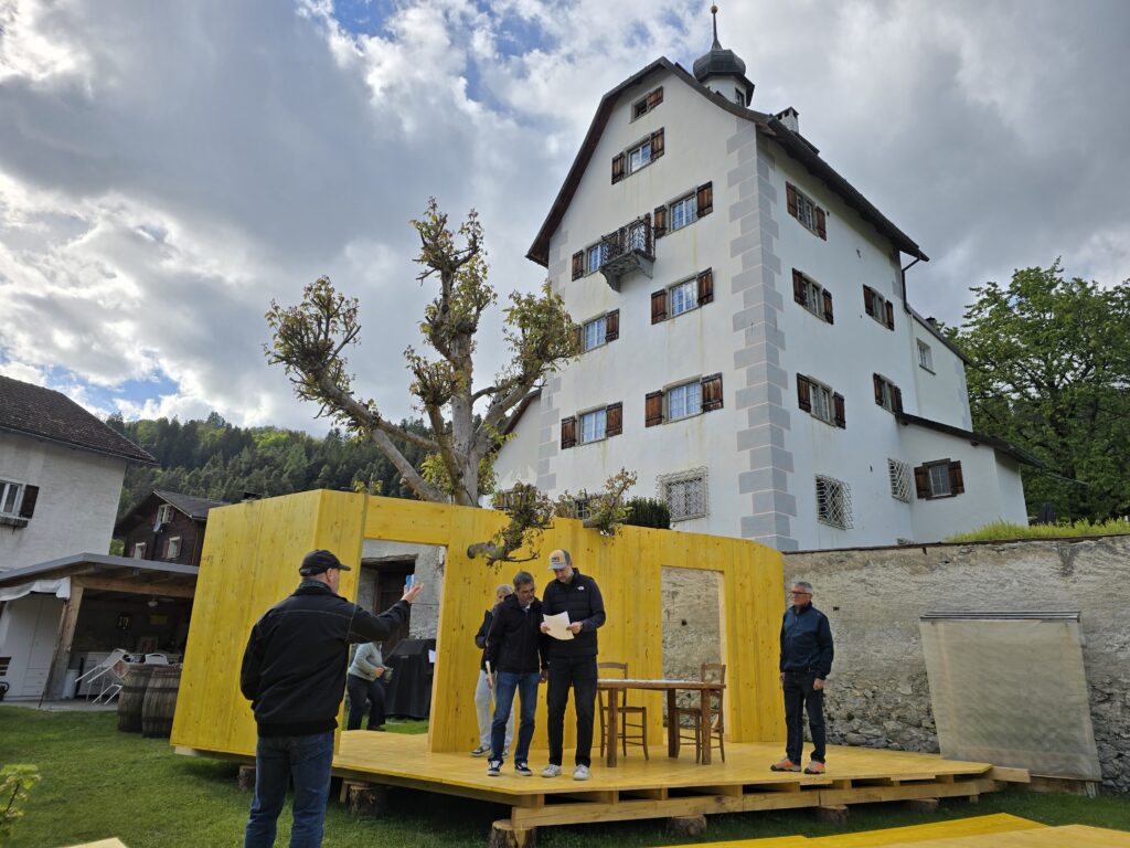 Manfred Veraguth (sen.) dat instrucziuns als giugadurs silla tribuna. Quella ei aunc buca finida diltut.
