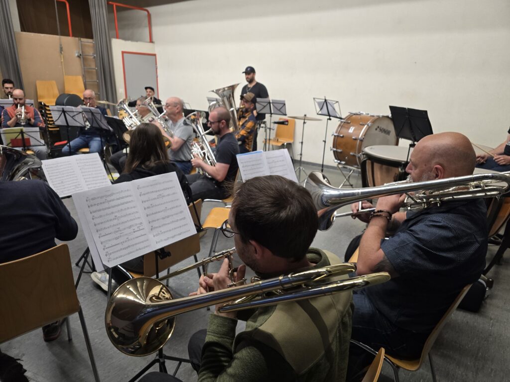 En tut ha la musica cumprau 18 instruments novs.
