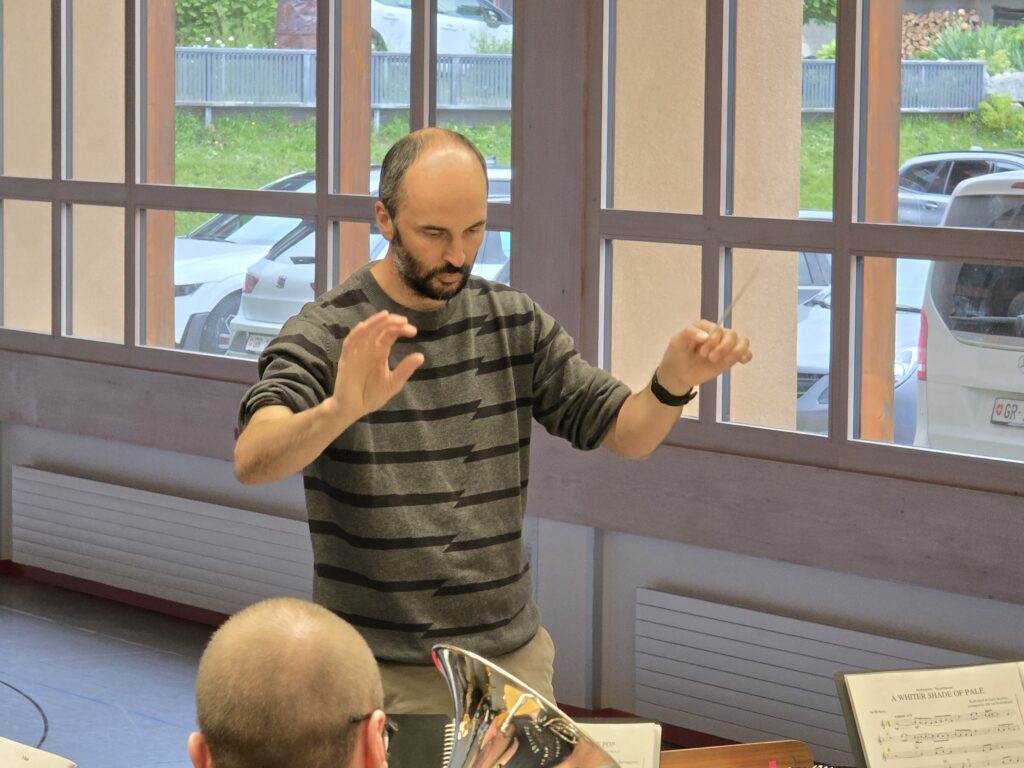 Toni Schuoler diregia dapi 2021 la Societad da musica Danis-Tavanasa.