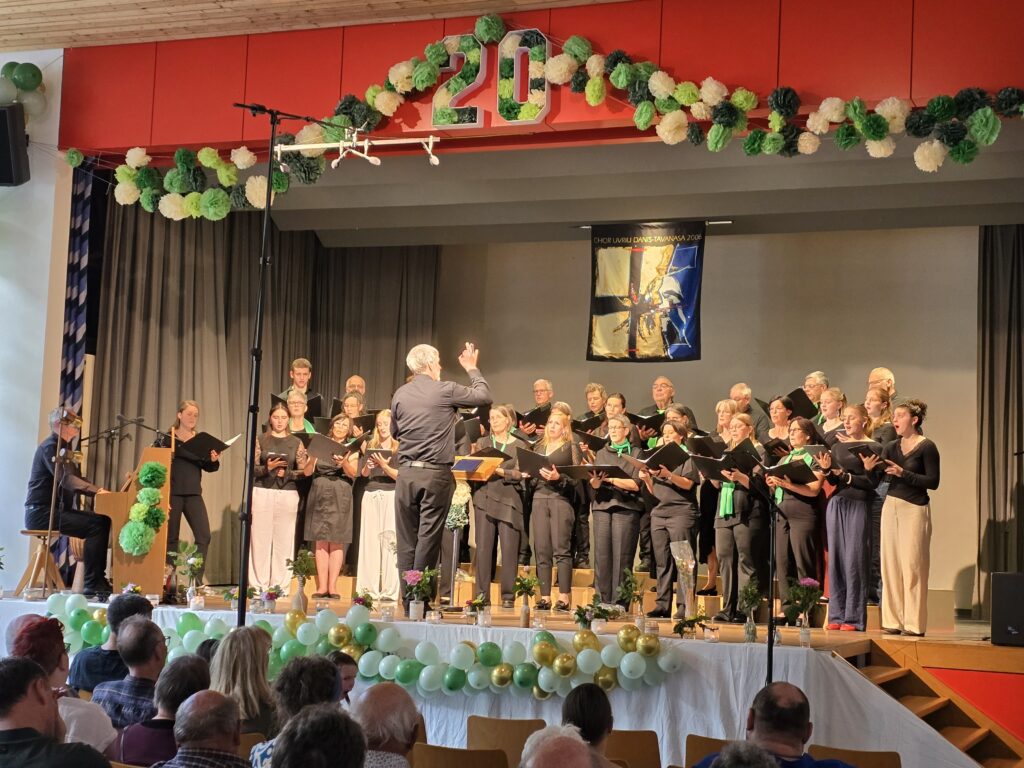 Il Chor Uvriu, rinforzaus dallas cantaduras da Cantus Avis, duront l'interpretazun dalla cumposiziun "In siemi" da Gion Andrea Casanova