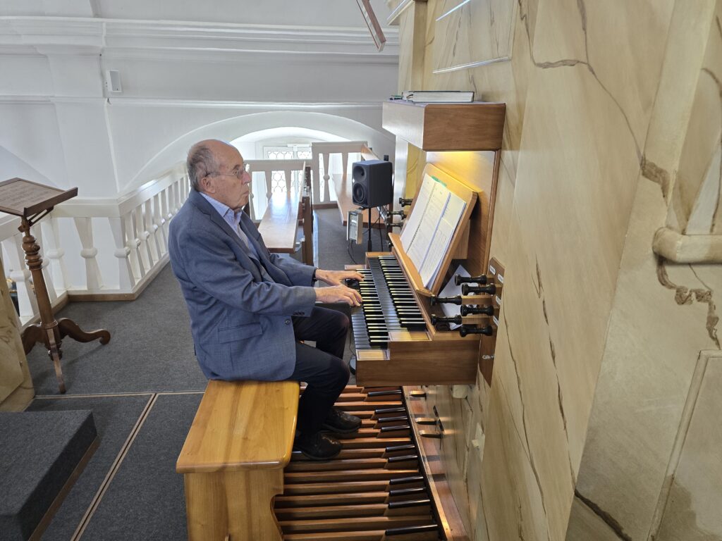 Gion Balzer Casanova al manual ed al pedal.